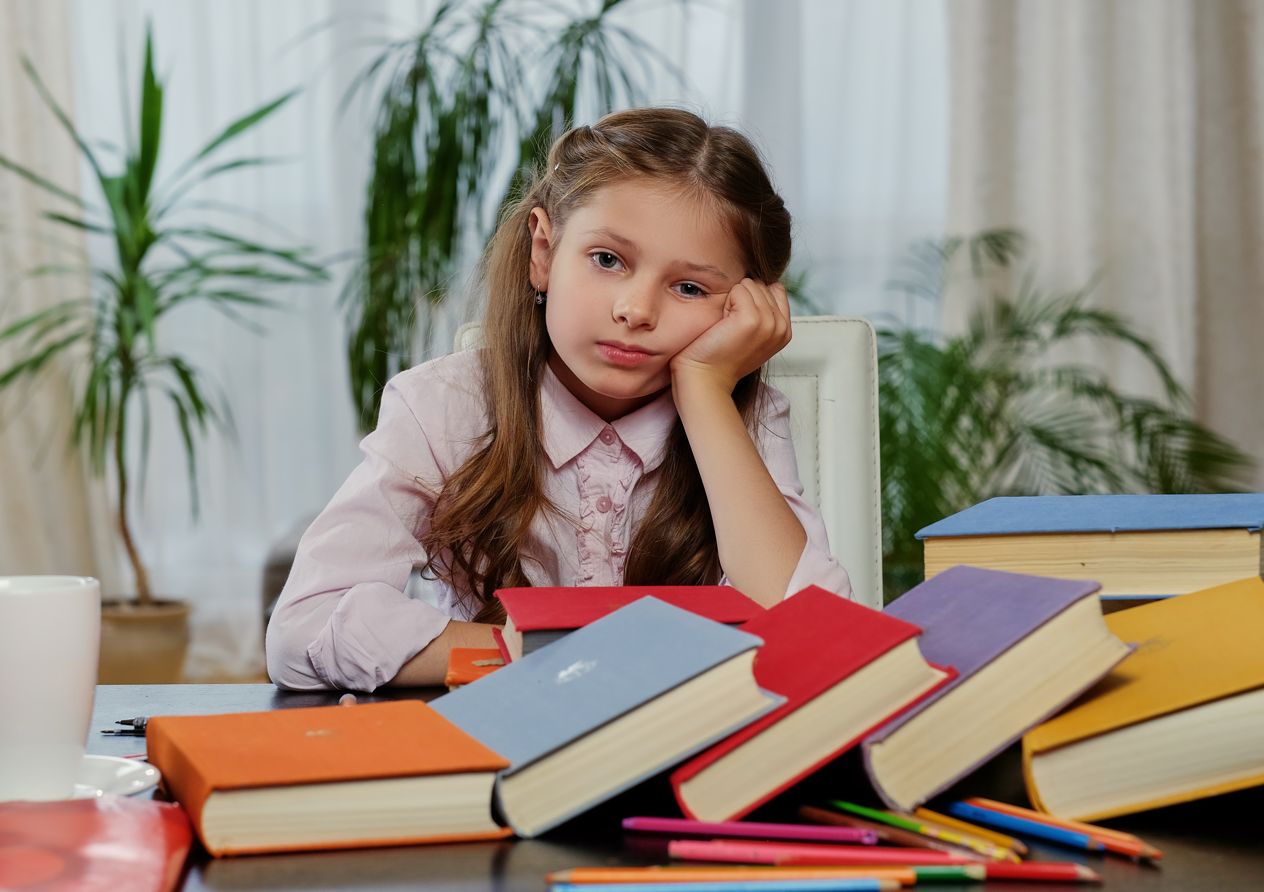 nina-cansada-despues-estudiar-leer-muchos-libros