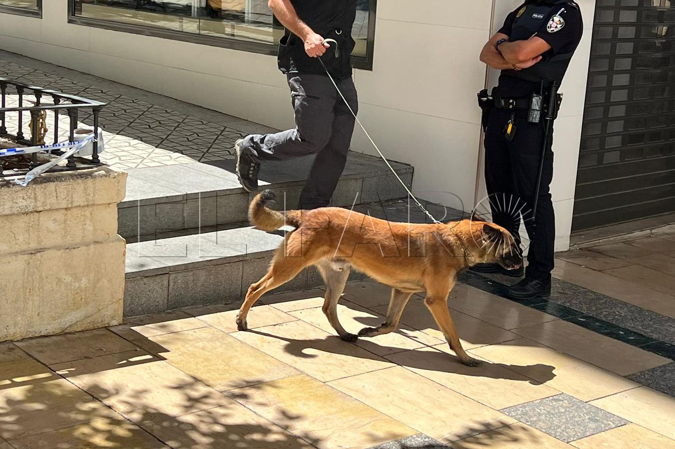 policia-nacional-local-maleta-abandonada-plaza-correos-6