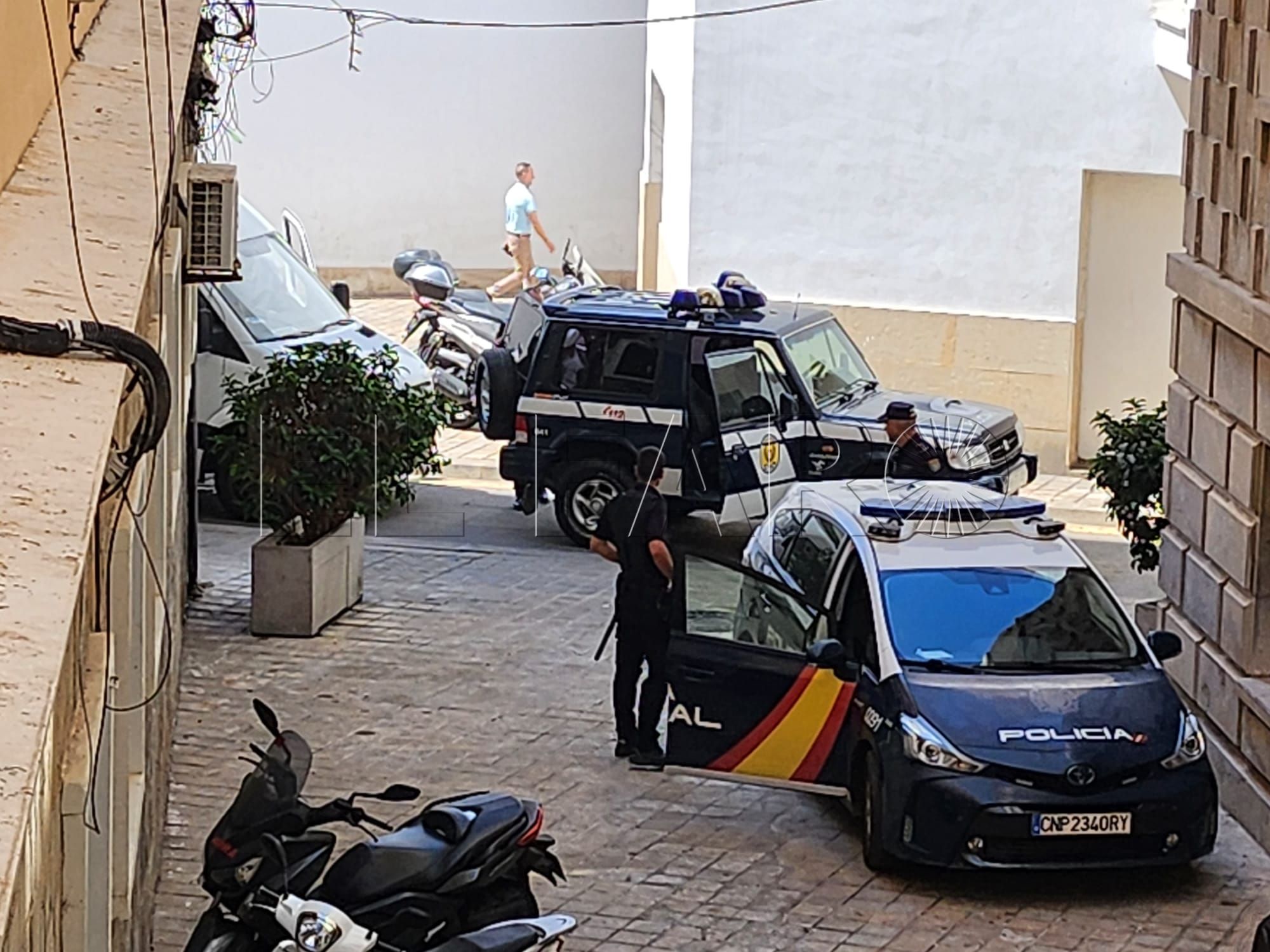 policia-nacional-local-maleta-abandonada-plaza-correos-9
