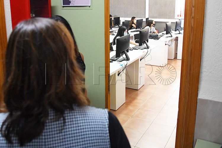 joven-sordera-sin-interprete-seguir-clases