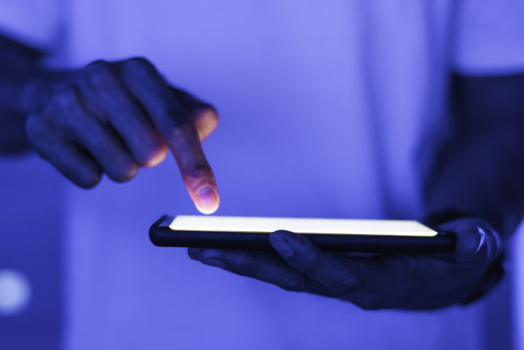 pantalla-telefono-inteligente-blanco-espacio-diseno