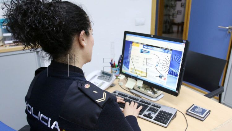 policia-nacional-espalda-mujer-ordenador