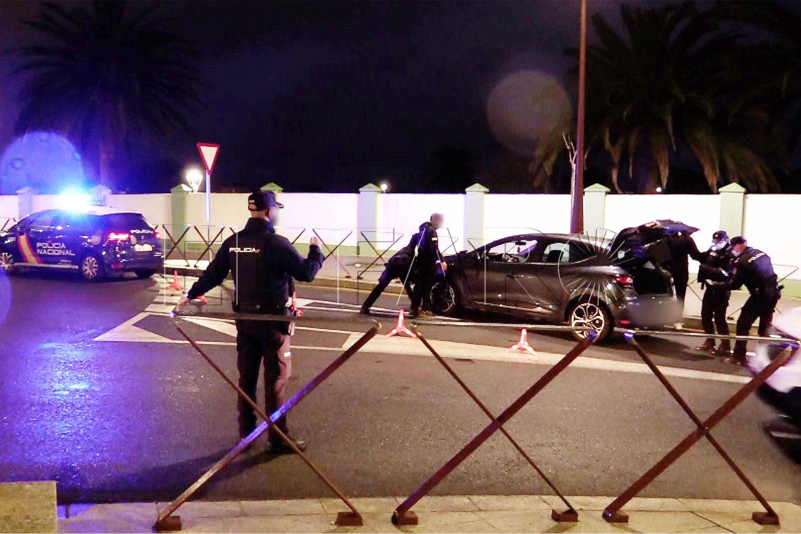 policia-nacional-registro-coche-noche