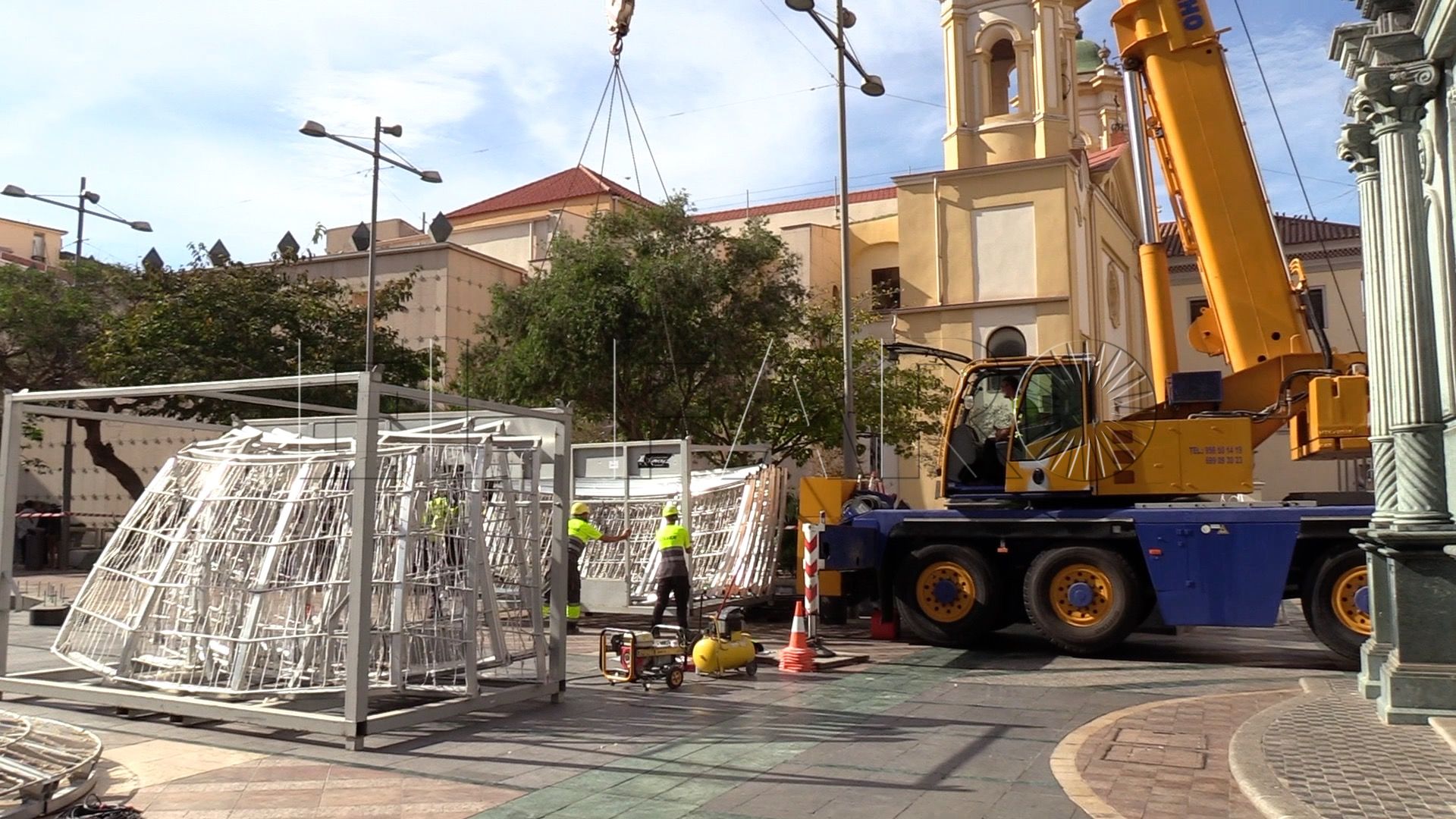 bola-navidad-instalada-plaza-reyes-6