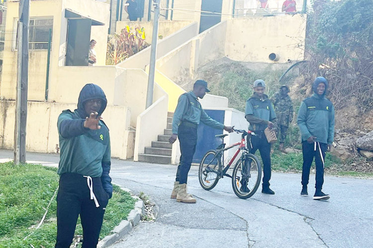 foto-subsaharianos-vestidos-guardias-civiles-racismo-vena