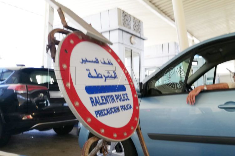 frontera-marruecos-coche-control-agentes