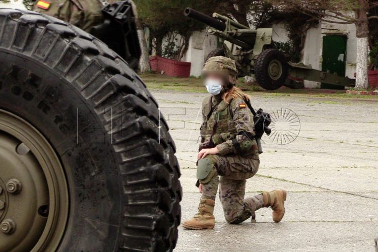 mujer-militar-cara-tapada