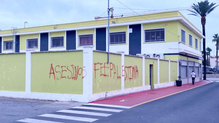 pintada-antisemita-tienda-deportes-ceuta