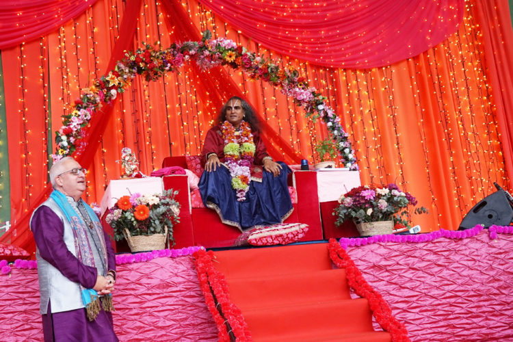 ramchandani-recibe-maestro-hindu-swami-vishwananda-2