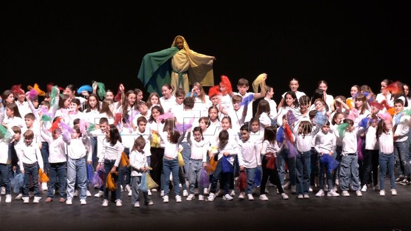 alumnos-inmaculada-maravillan-obra-teatral-honor-virgen-027