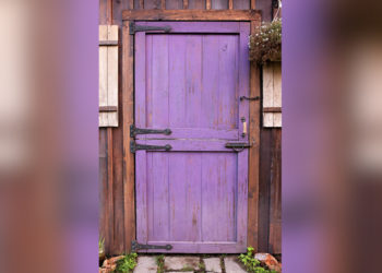 escapar-ventana-puerta-violeta