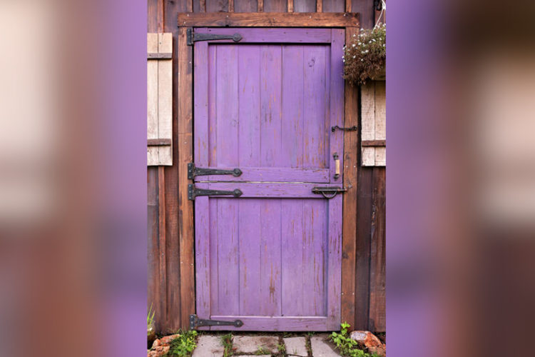 escapar-ventana-puerta-violeta