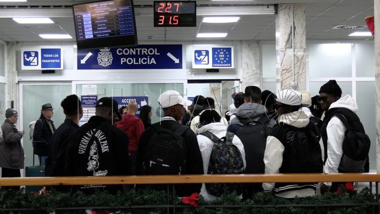 inmigrantes-salida-ceti-peninsula-25