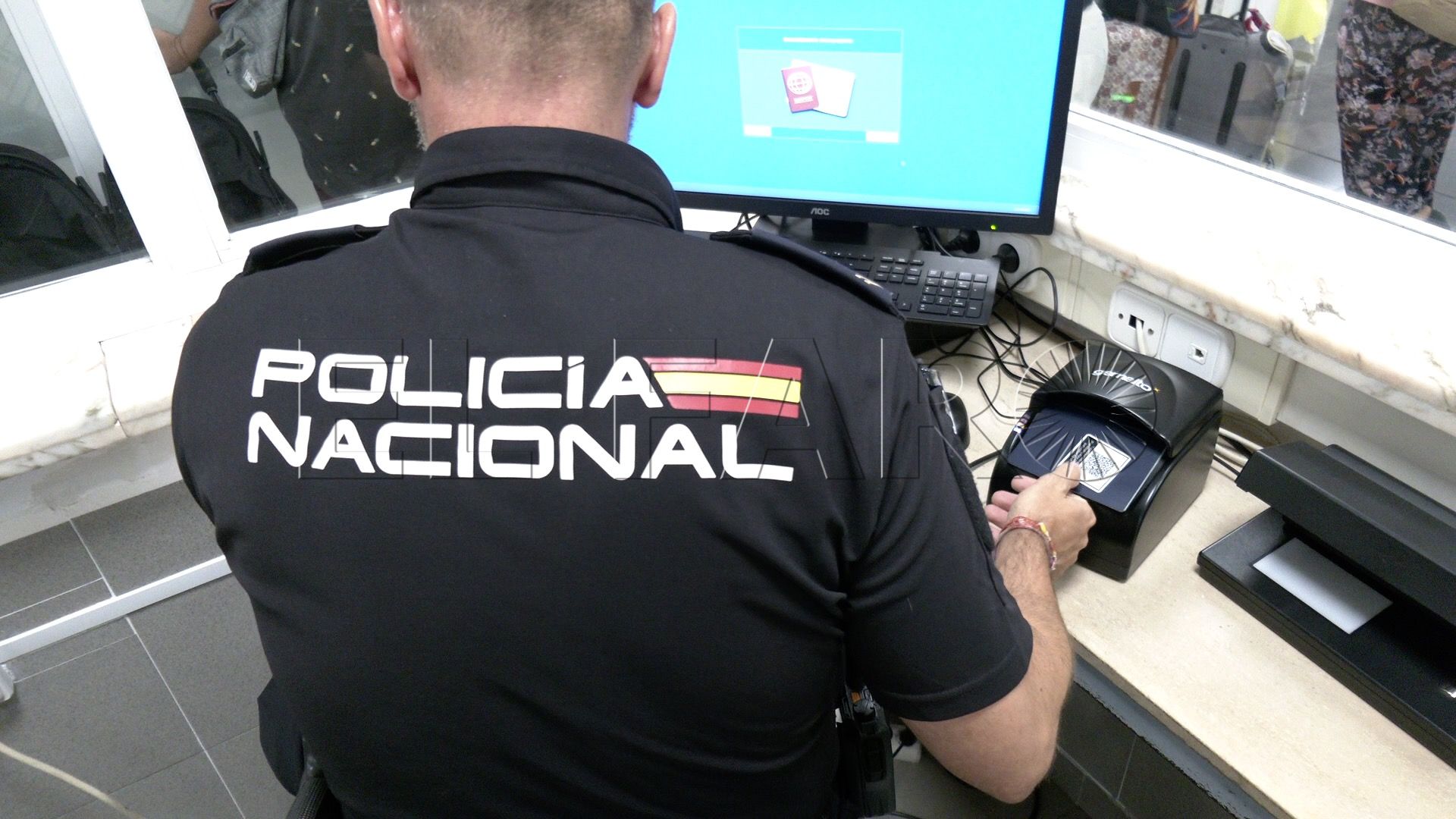 policia-nacional-espalda-ordenador-control-embarque-estacion-maritima
