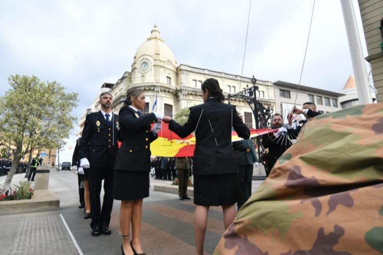 policia-nacional-izado-bandera-bicentenario-011