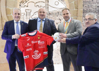 presidente-federacion-balonmano-paco-blazquez-stand-fitur-ceuta