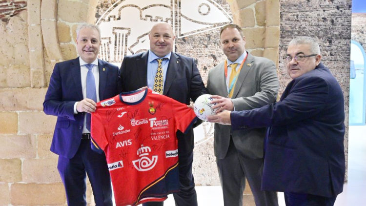 presidente-federacion-balonmano-paco-blazquez-stand-fitur-ceuta