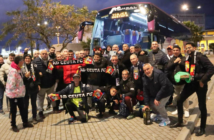 aficion-ceuta-entrega-placa-agradecimiento-chofer-confianza-1
