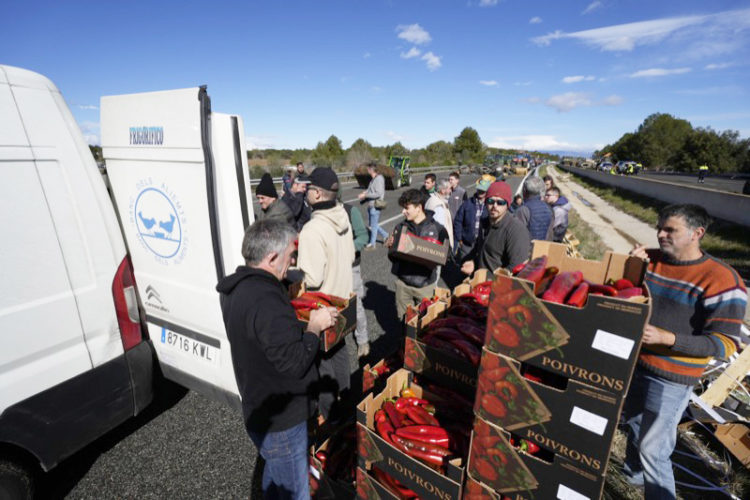 agricultores-vacian-carretera-camiones-verdura-fruta-marruecos