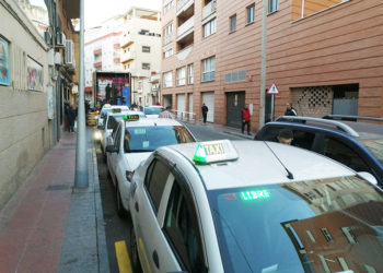 criticas-vecinos-taxi-parada-romero-cordoba