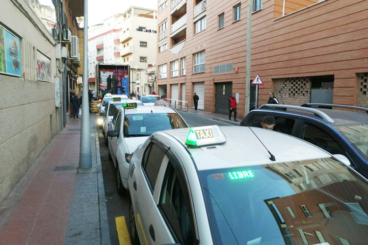 criticas-vecinos-taxi-parada-romero-cordoba