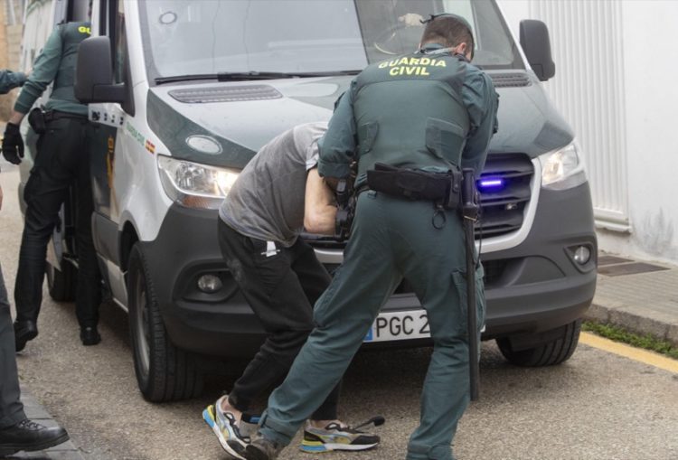 Pasan a disposiciÛn judicial los ocho detenidos por la muerte de los dos guardias civiles