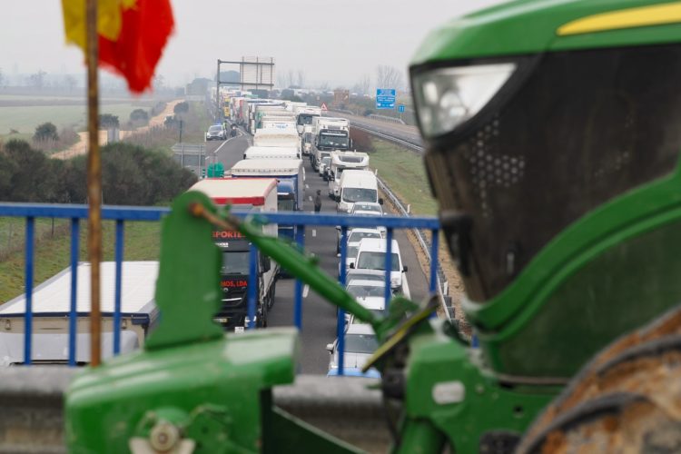movilizacion-agricultores-ganaderos-autovia-atascos
