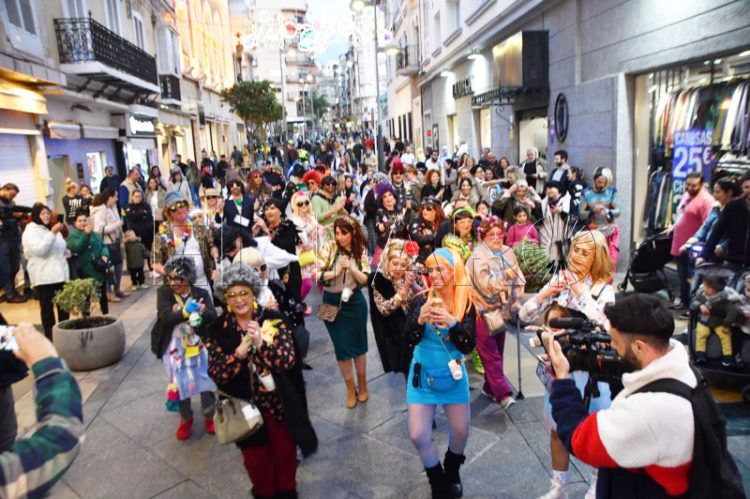 popi-convierten-centro-ceuta-autentica-verbena-carnaval-2024-013