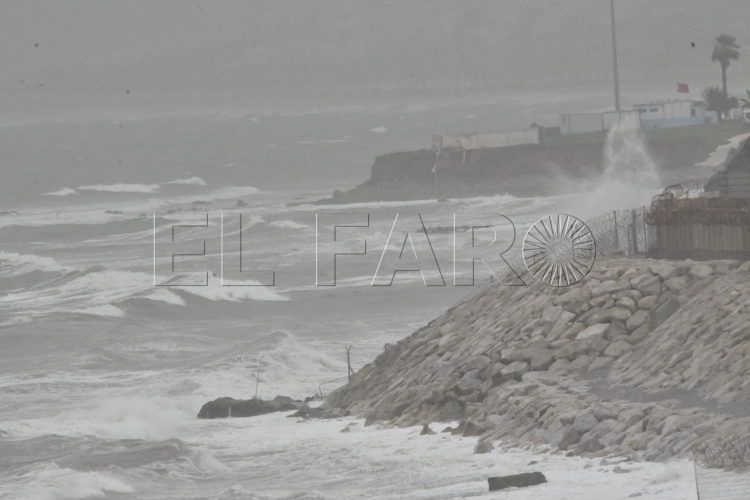 guardia-civil-temporal-salvar-vidas-inmigrantes-espigon-tarajal-15
