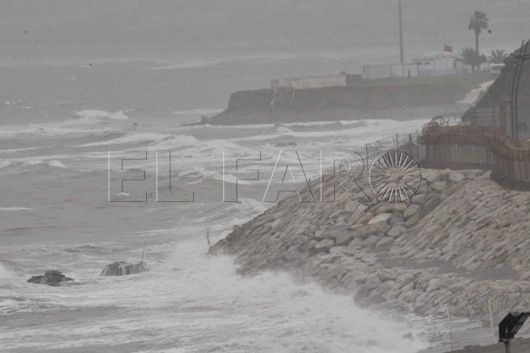 guardia-civil-temporal-salvar-vidas-inmigrantes-espigon-tarajal-2
