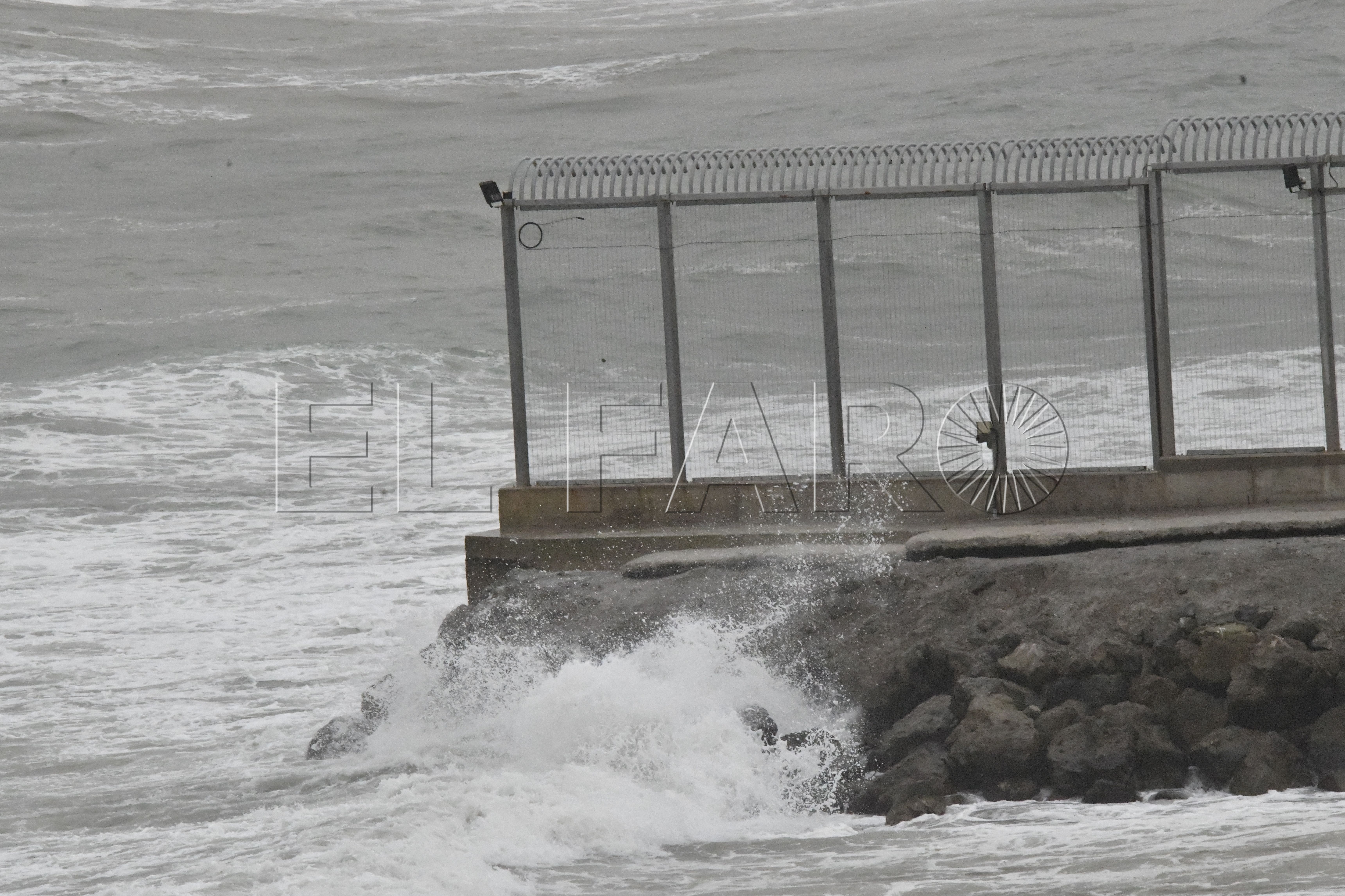 guardia-civil-temporal-salvar-vidas-inmigrantes-espigon-tarajal-3