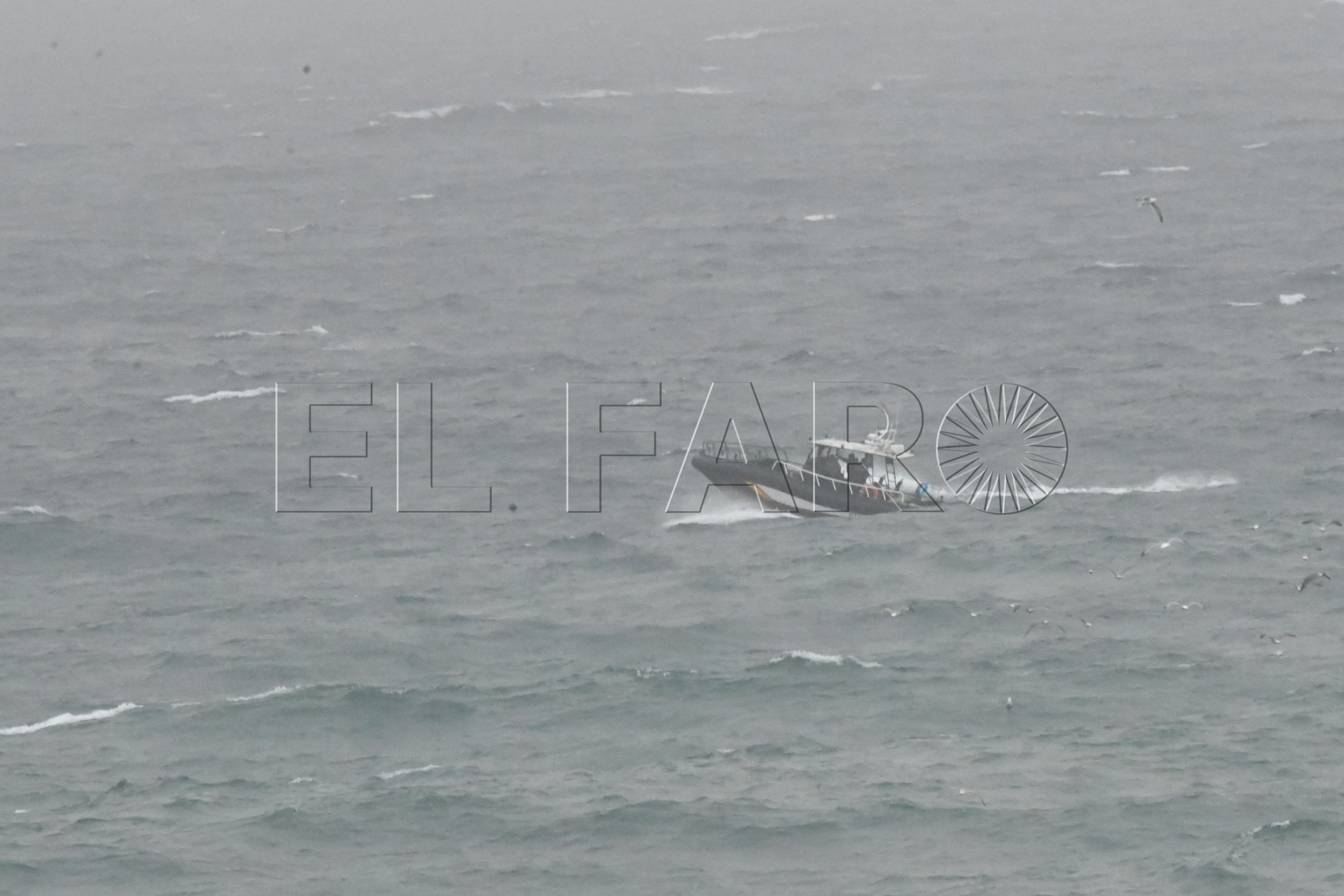 guardia-civil-temporal-salvar-vidas-inmigrantes-espigon-tarajal