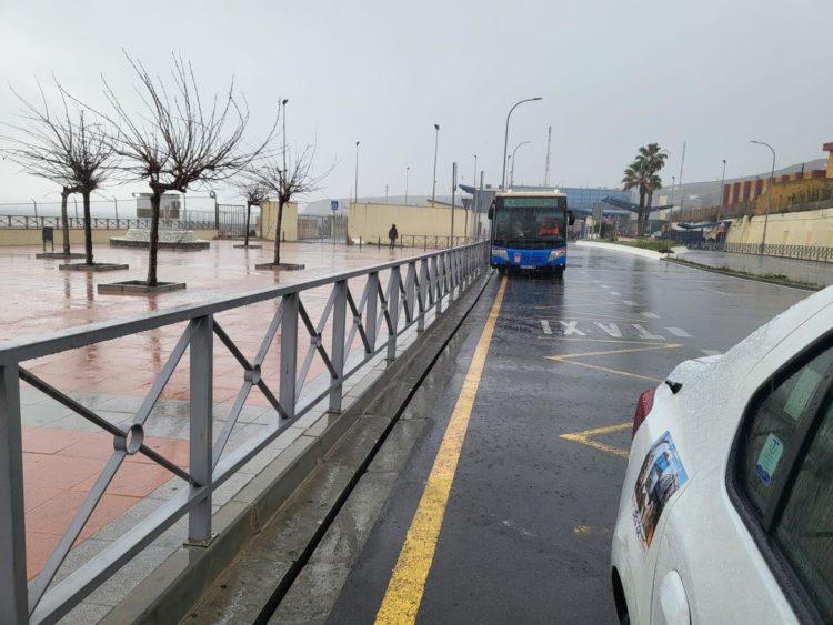 tercermundismo-frontera-sin-mamparas-esperar-bus-taxi