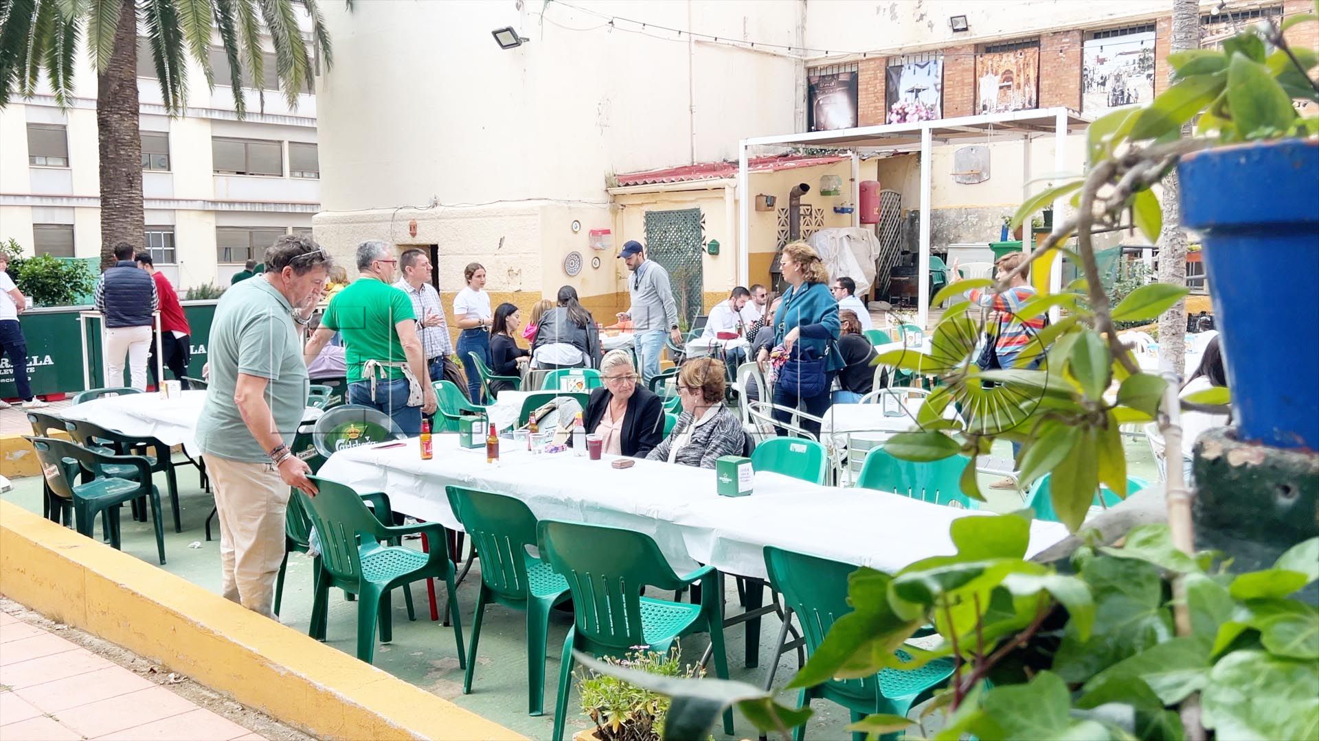 abrazos-risas-musica-festejar-domingo-rociero