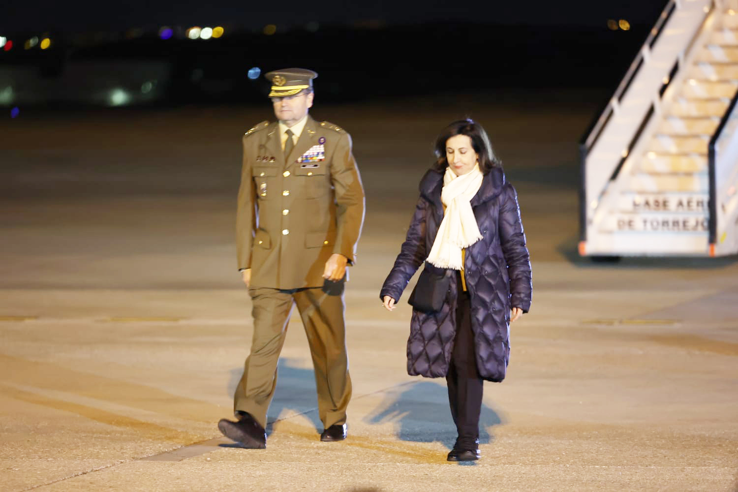 margarita-robles-llegada-madrid-restos-mortales-cabo-regulares-palacios