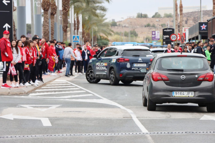 recibimiento-aficionados-ceuta-murcia-insultos-2