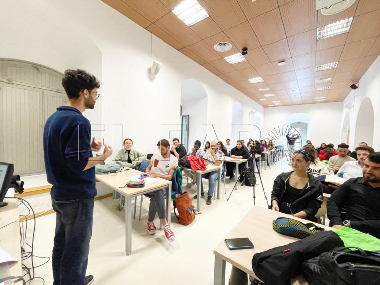 residentes-ceti-conviven-aula-ugr-universitarios-botiquin-ciudad-2
