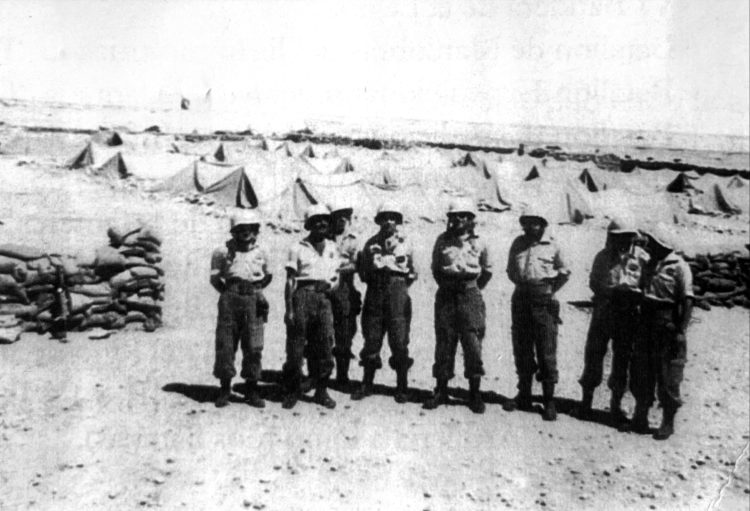 Un grupo de oficiales del Escuadrón Paracaidista del Ejército del Aire en El Aaiún en su campamento.