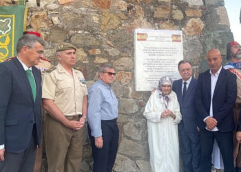 Acto del descubrimiento de una placa en la Murallas Reales en junio del año pasado por parte del Presidente de la ciudad, para homenajear a los Regulares por el  Centenario de la entrega de la Enseña Nacional, junto con una Viuda de Regulares, un Soldado Regular Indígena, el delegado del Gobierno,  el comandante general y el autor de este artículo.