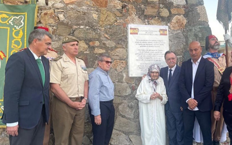 Acto del descubrimiento de una placa en la Murallas Reales en junio del año pasado por parte del Presidente de la ciudad, para homenajear a los Regulares por el Centenario de la entrega de la Enseña Nacional, junto con una Viuda de Regulares, un Soldado Regular Indígena, el delegado del Gobierno, el comandante general y el autor de este artículo.