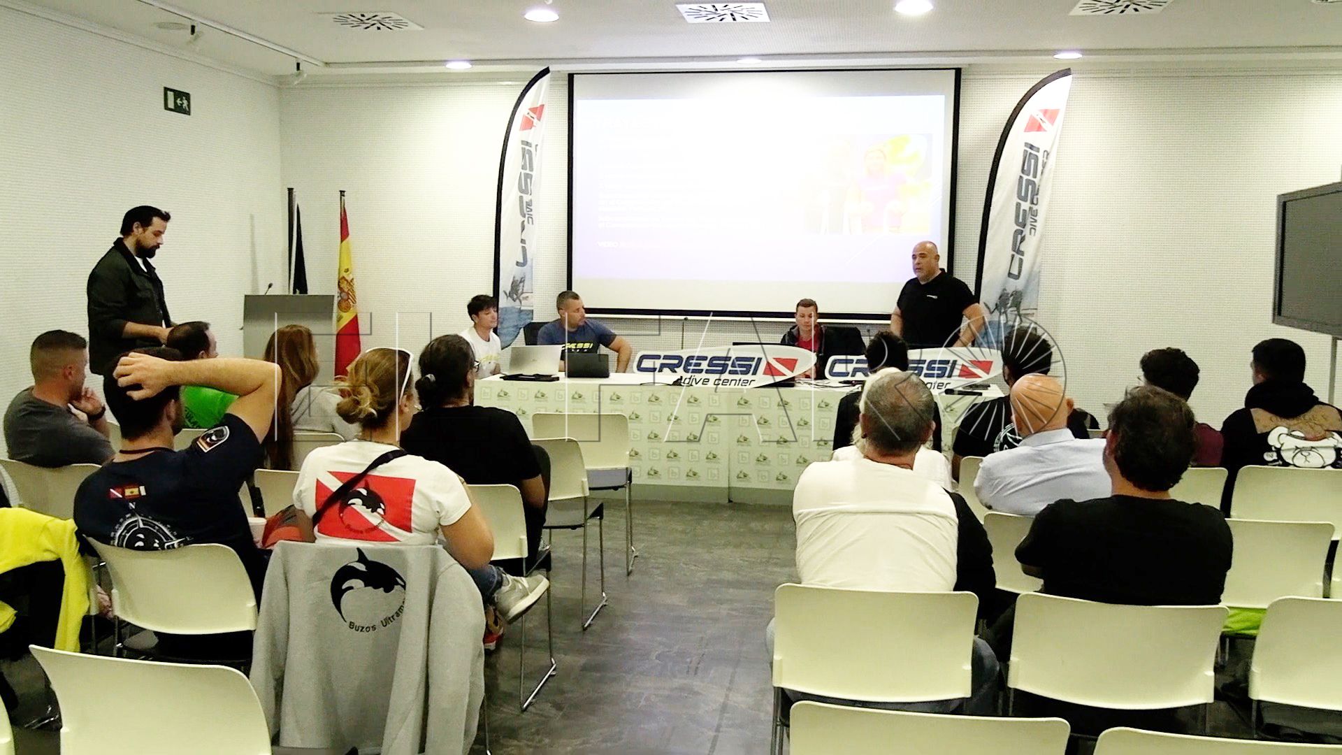 biblioteca-encuentro-imagen-submarina-buceo-burbujas-2