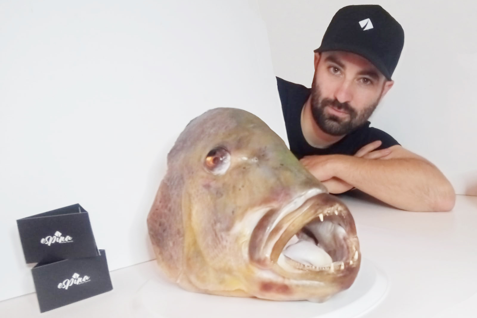 daniel-martinez-gago-conserva-craneo-cabeza-pez-denton-pescado-ceuta-1
