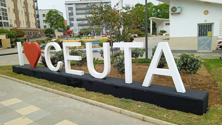 letrero-eslogan-love-ceuta-plaza-victimas-terrorismo-hadu-estadio-alfonso-murube-2