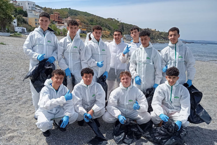 menores-centro-esperanza-limpian-playa-desaladora-1