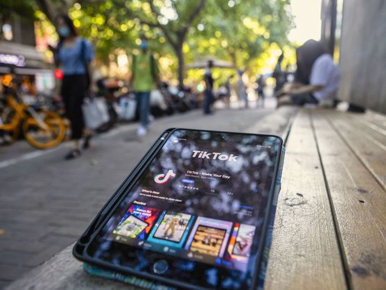 tik-tok-movil-redes-sociales