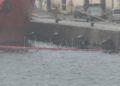 vertido-fuel-barco-muelle-alfau-1