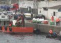 vertido-fuel-barco-muelle-alfau-2