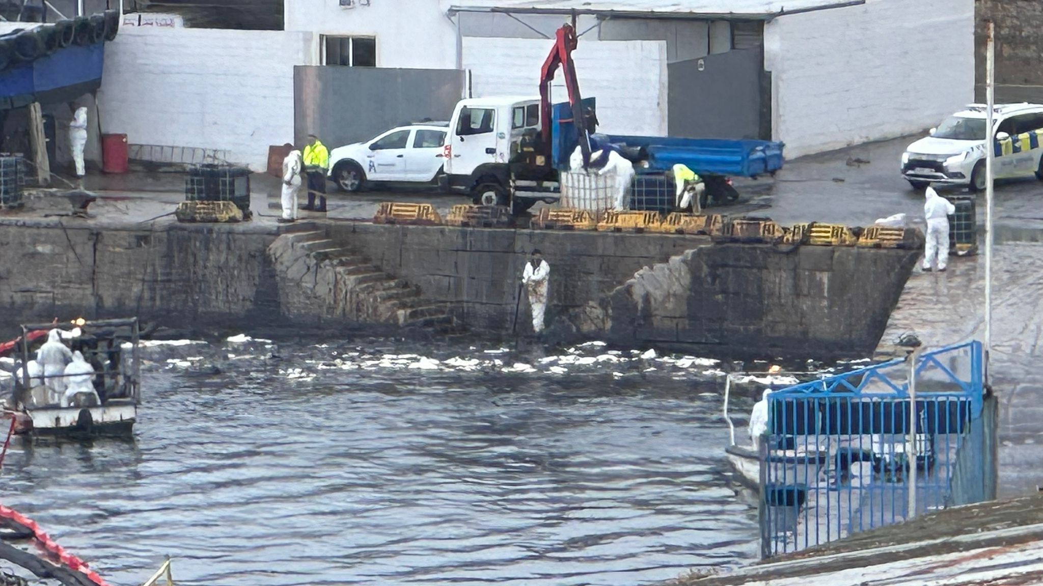 vertido-fuel-barco-muelle-alfau-4