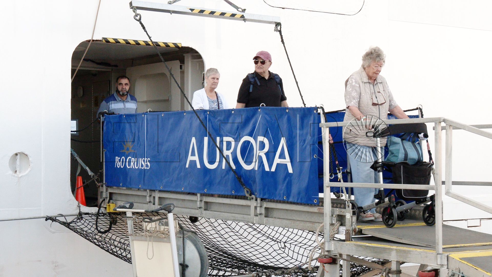 crucero-aurora-turistas-puerto
