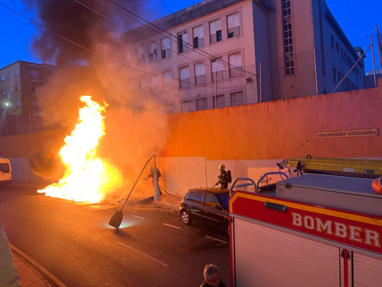 incendio-contenedores-farola-bomberos-bermudo-soriano-1